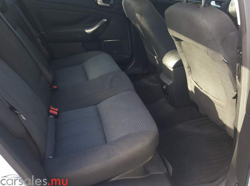 2010 Ford Mondeo 1.6 Ghia - 6 - Family Cars  on Aster Vender