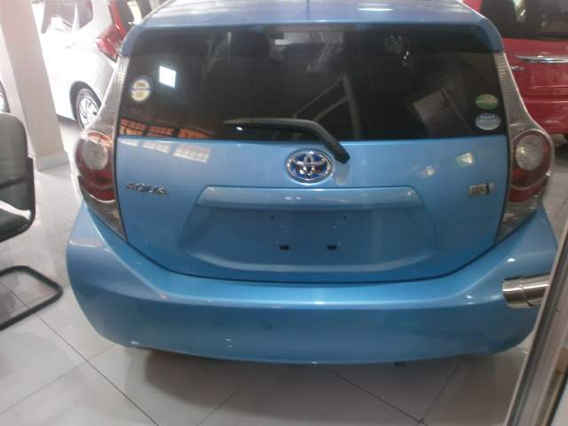 TOYOTA AQUA - 3 - Family Cars  on Aster Vender