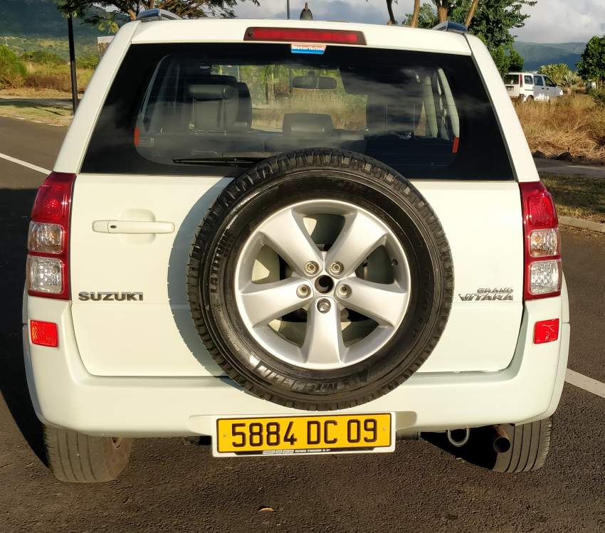 Suzuki Vitara 2.4 - 2 - SUV Cars  on Aster Vender