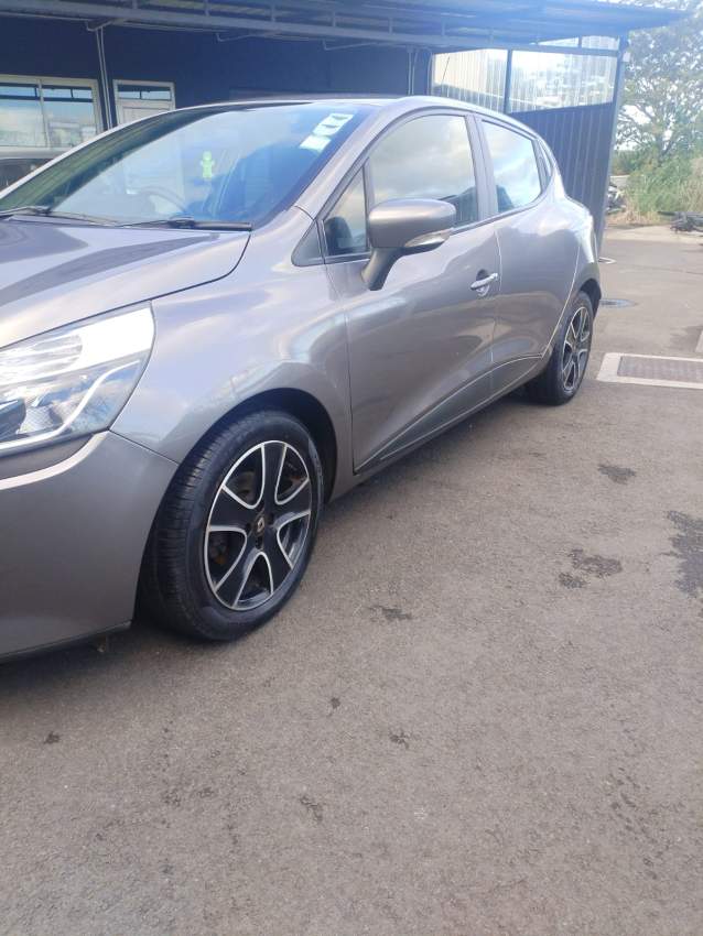 RENAULT CLIO - 3 - Compact cars  on Aster Vender