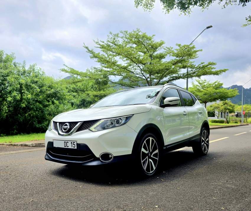 Nissan Qashqai Acenta  2015 - 2 - SUV Cars  on Aster Vender