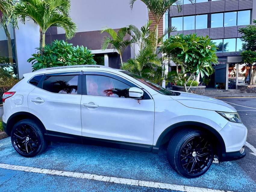 2015 Nissan Qashqai - 2 - SUV Cars  on Aster Vender