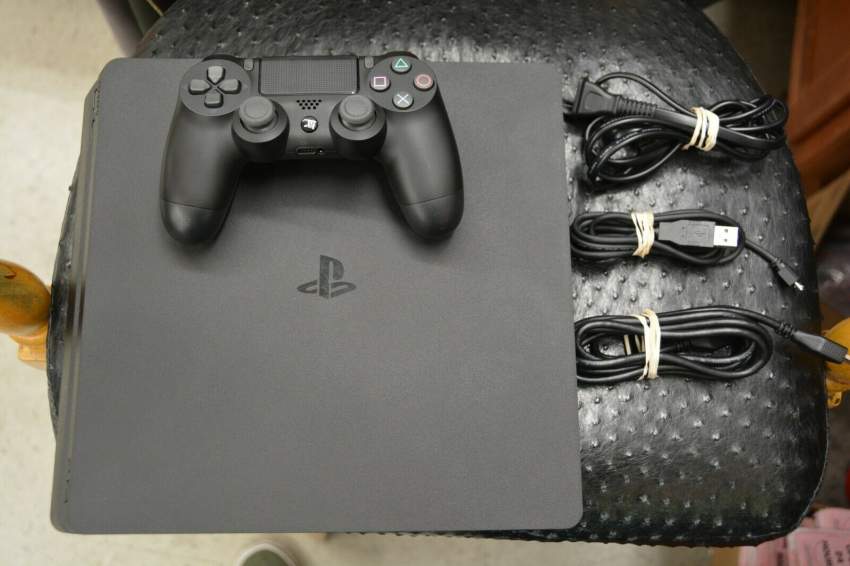 PlayStation 4 Slim (1TB) 500 GB on Aster Vender