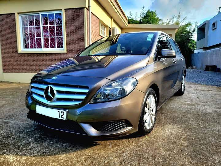 Mercedes B180 2012 - 2 - Family Cars  on Aster Vender