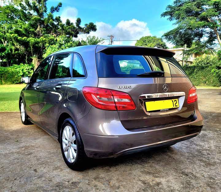 Mercedes B180 2012 - 4 - Family Cars  on Aster Vender