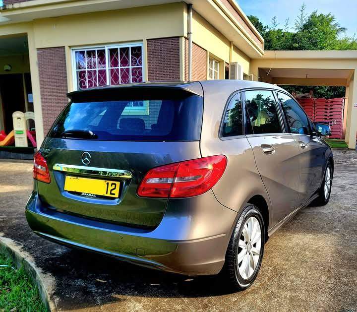 Mercedes B180 2012 - 5 - Family Cars  on Aster Vender