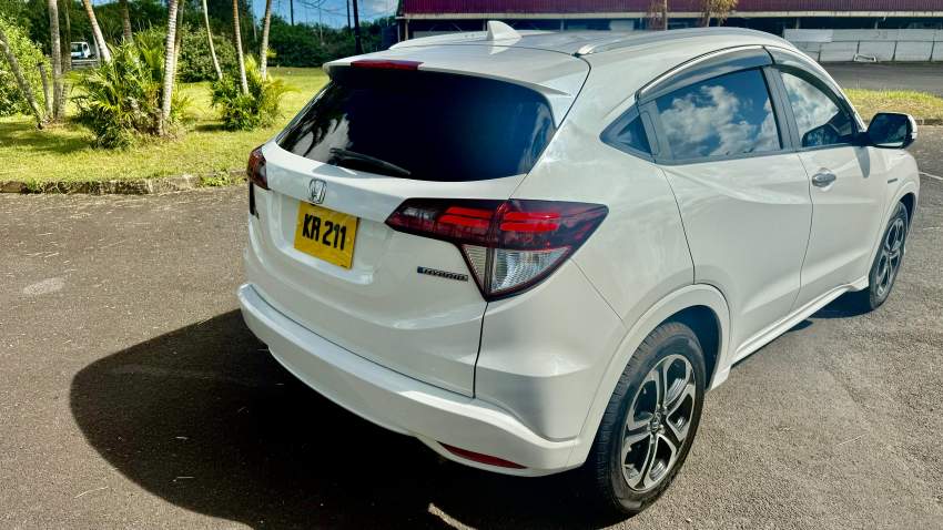 2014 HONDA VEZEL Z PACKAGE HYBRID - 3 - SUV Cars  on Aster Vender