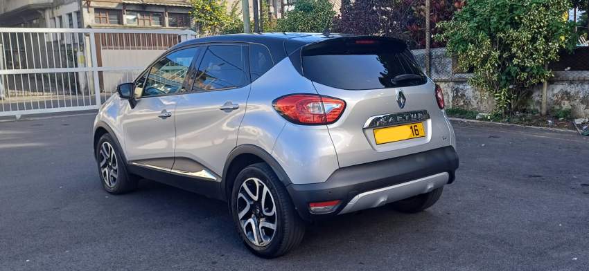 RENAULT CAPTUR 2016 - 2 - Compact cars  on Aster Vender