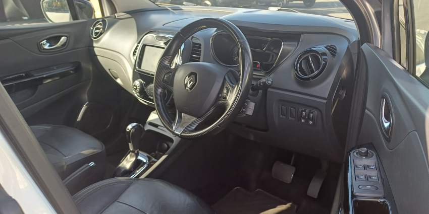RENAULT CAPTUR 2016 - 4 - Compact cars  on Aster Vender