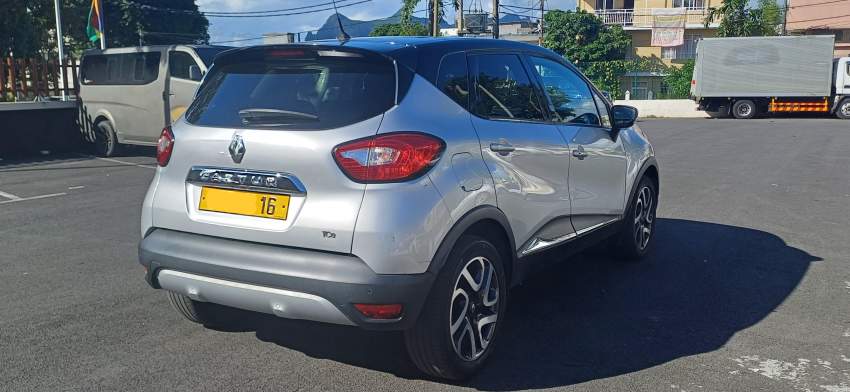 RENAULT CAPTUR 2016 - 3 - Compact cars  on Aster Vender
