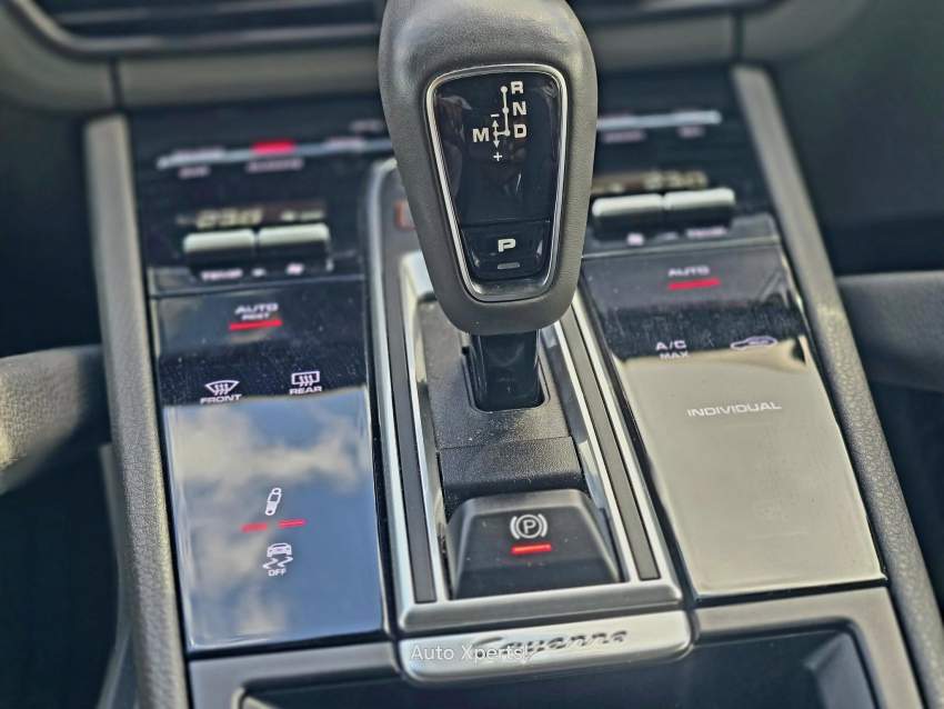 Porsche Cayenne Hybrid 2022 - 8 - Luxury Cars  on Aster Vender