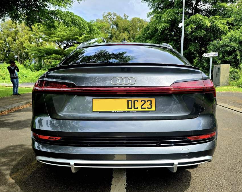 Audi Etron 55 S-LINE Sport back Quattto 2023 - 4 - SUV Cars  on Aster Vender