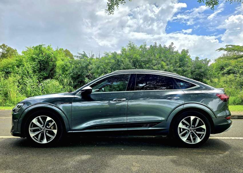Audi Etron 55 S-LINE Sport back Quattto 2023 - 3 - SUV Cars  on Aster Vender
