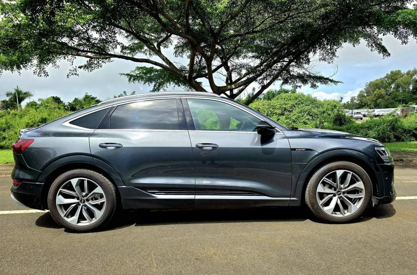 Audi Etron 55 S-LINE Sport back Quattto 2023 - 2 - SUV Cars  on Aster Vender