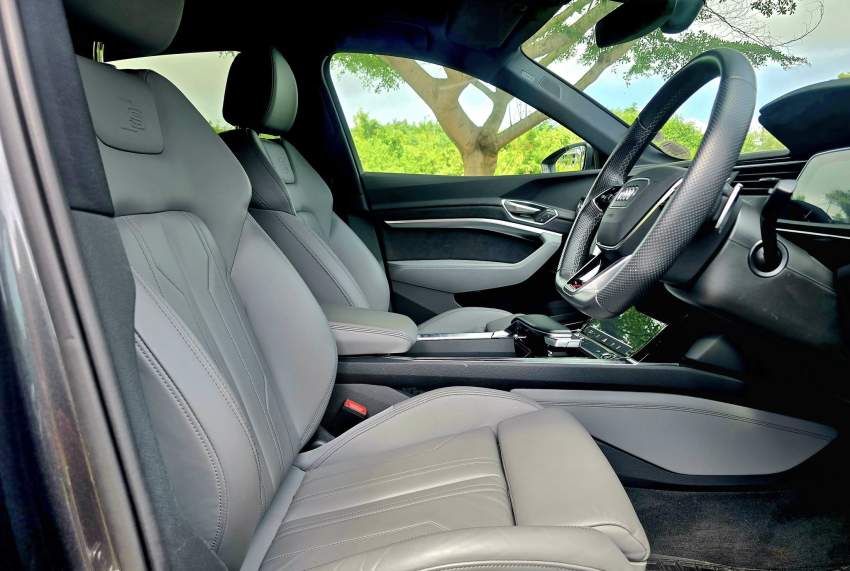 Audi Etron 55 S-LINE Sport back Quattto 2023 - 6 - SUV Cars  on Aster Vender