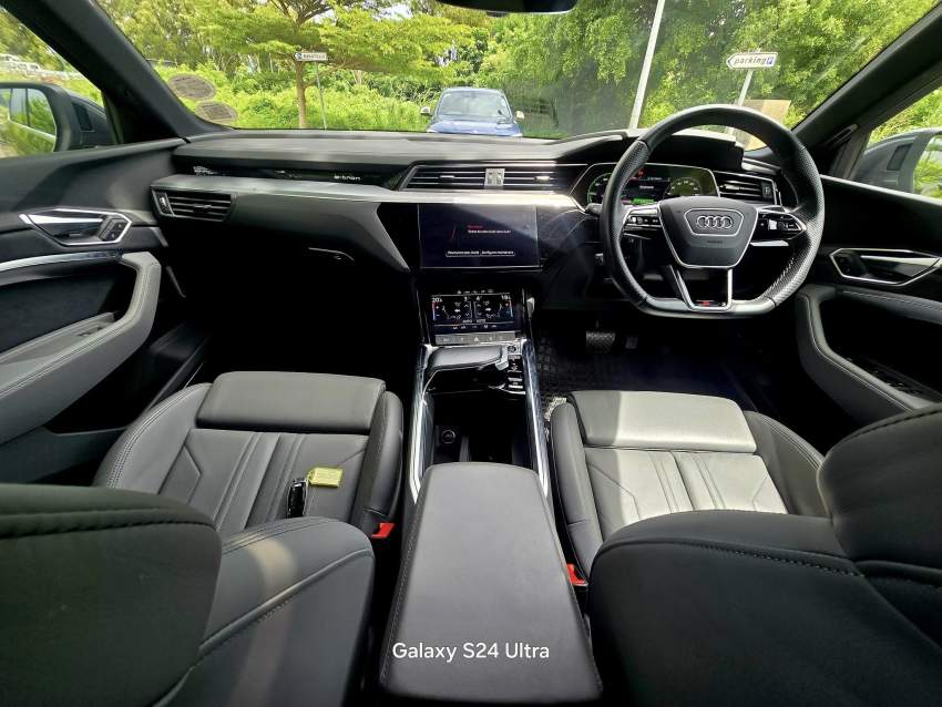 Audi Etron 55 S-LINE Sport back Quattto 2023 - 7 - SUV Cars  on Aster Vender