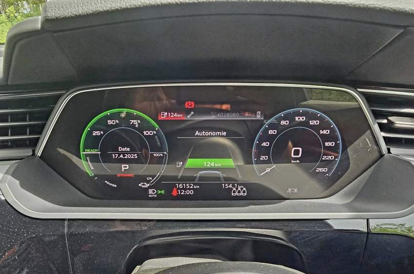 Audi Etron 55 S-LINE Sport back Quattto 2023 - 8 - SUV Cars  on Aster Vender