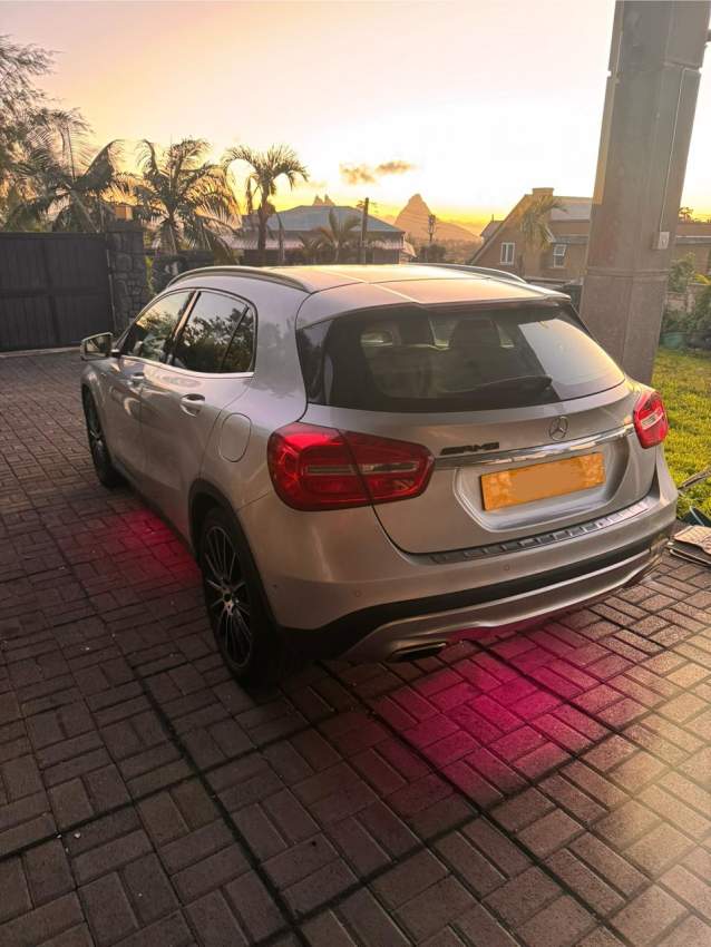 Mercedes-Benz GLA 200 2015 - 2 - SUV Cars  on Aster Vender