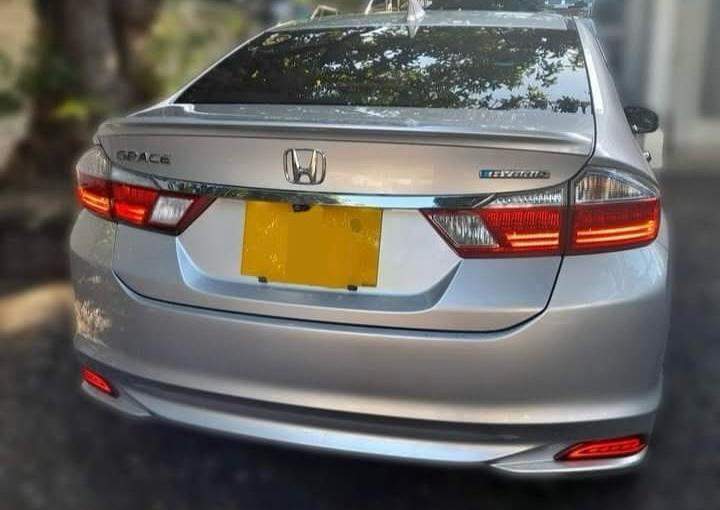 Honda Grace LX Hybrid – 2016 - 4 - Family Cars  on Aster Vender