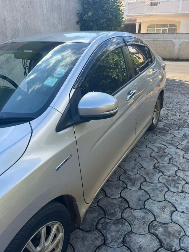 A VENDRE HONDA GRACE / HYBRID 2015 (Japan Import) - 1 - Family Cars  on Aster Vender