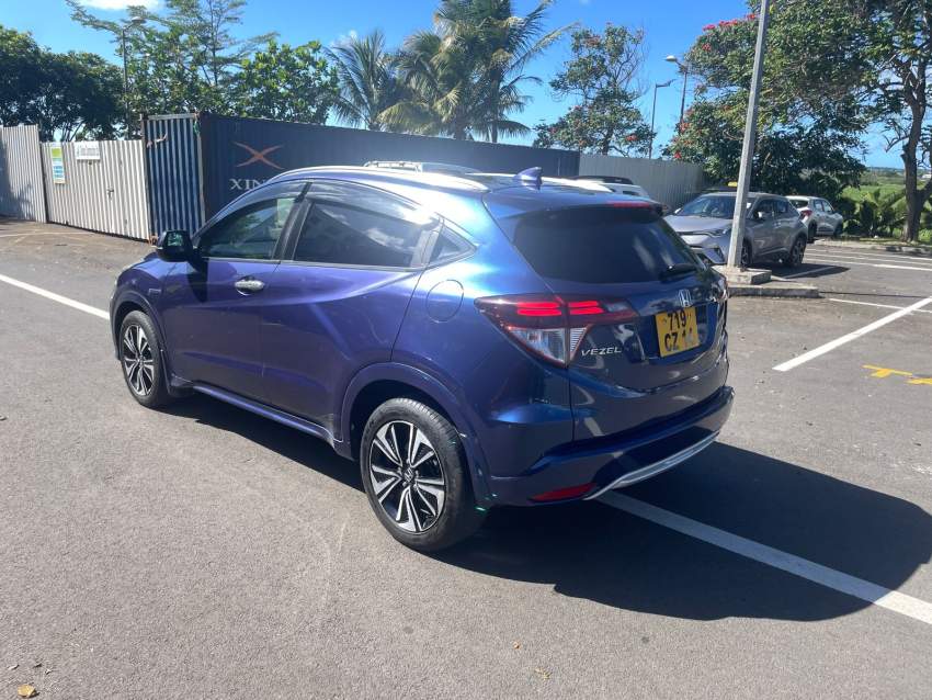 Honda Vezel 2014 - 2 - SUV Cars  on Aster Vender