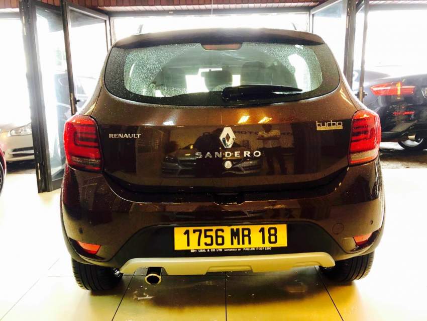 Renault Sandero 2018 - 2 - SUV Cars  on Aster Vender