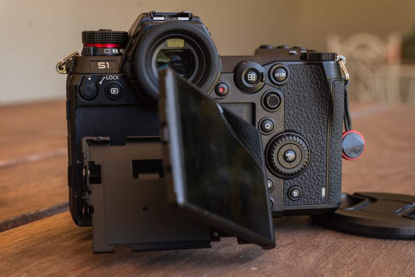 PANASONIC LUMIX S1 + MC-21 (SHUTTER LESS THAN 7000) - 5 - Others  on Aster Vender