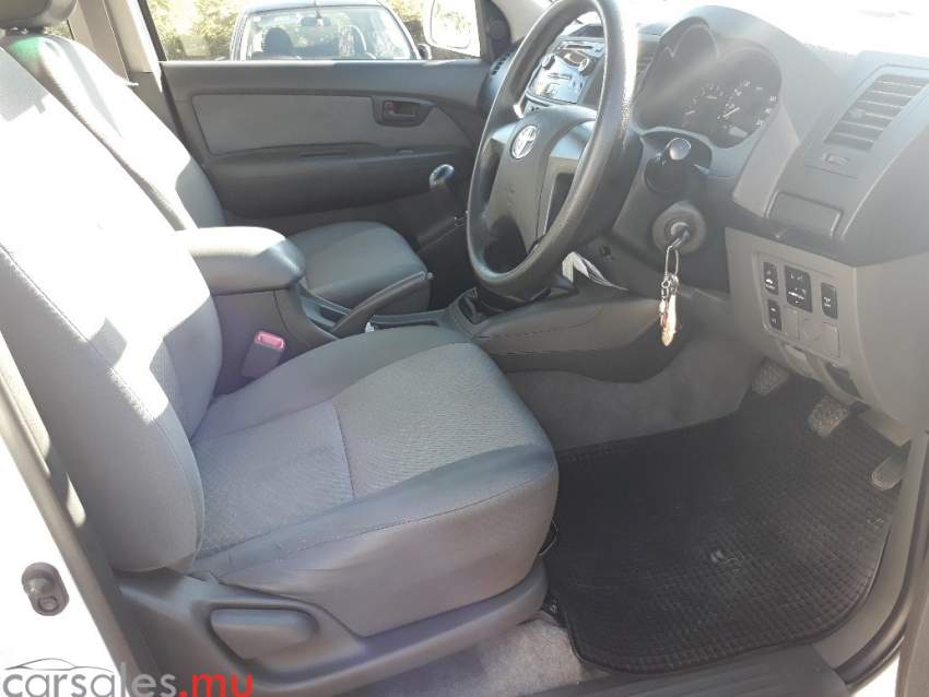 2014 Toyota Hilux 2.5 2WD - 8 - Pickup trucks (4x4 & 4x2)  on Aster Vender