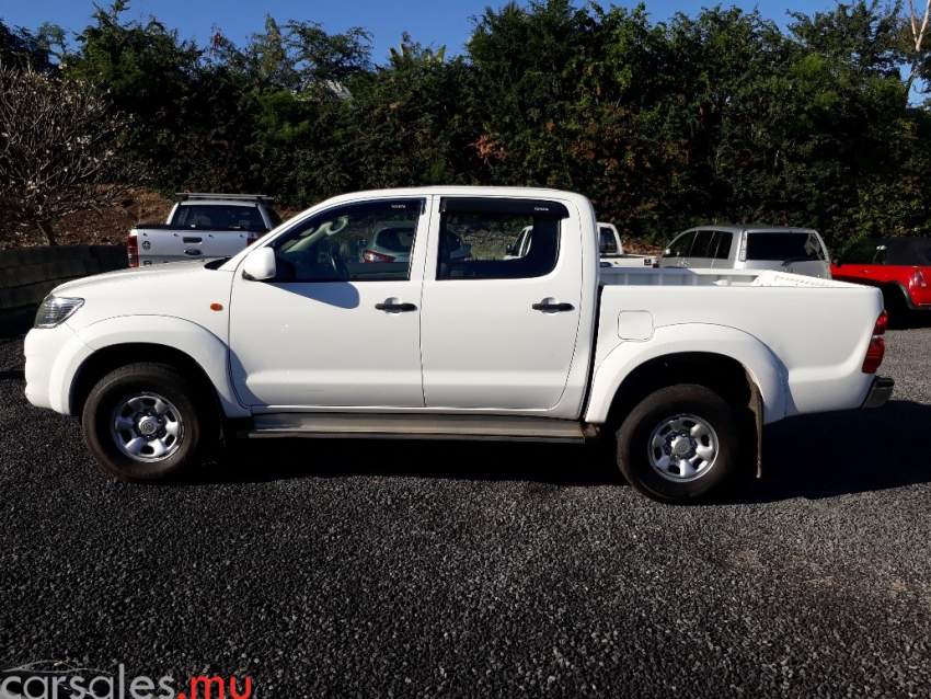 2014 Toyota Hilux 2.5 2WD - 3 - Pickup trucks (4x4 & 4x2)  on Aster Vender