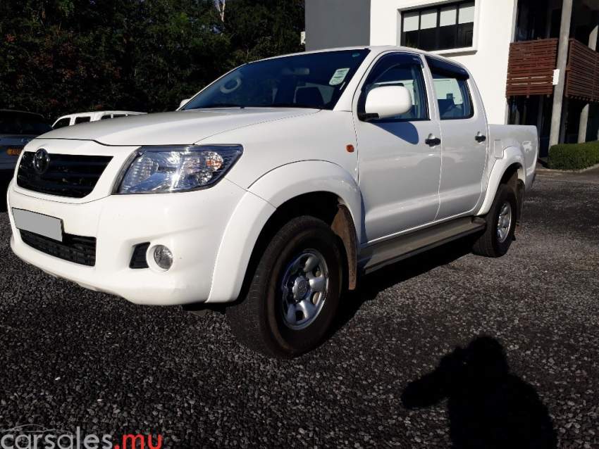 2014 Toyota Hilux 2.5 2WD - 2 - Pickup trucks (4x4 & 4x2)  on Aster Vender
