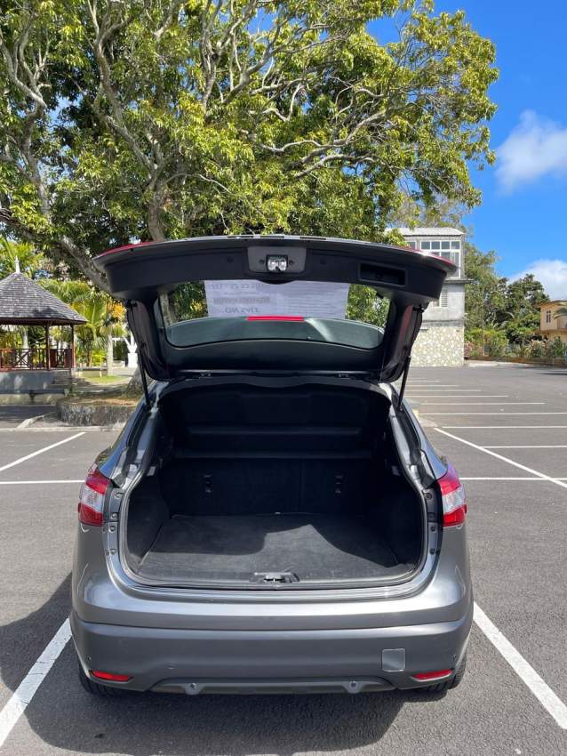 Nissan Qashqai - 4 - SUV Cars  on Aster Vender