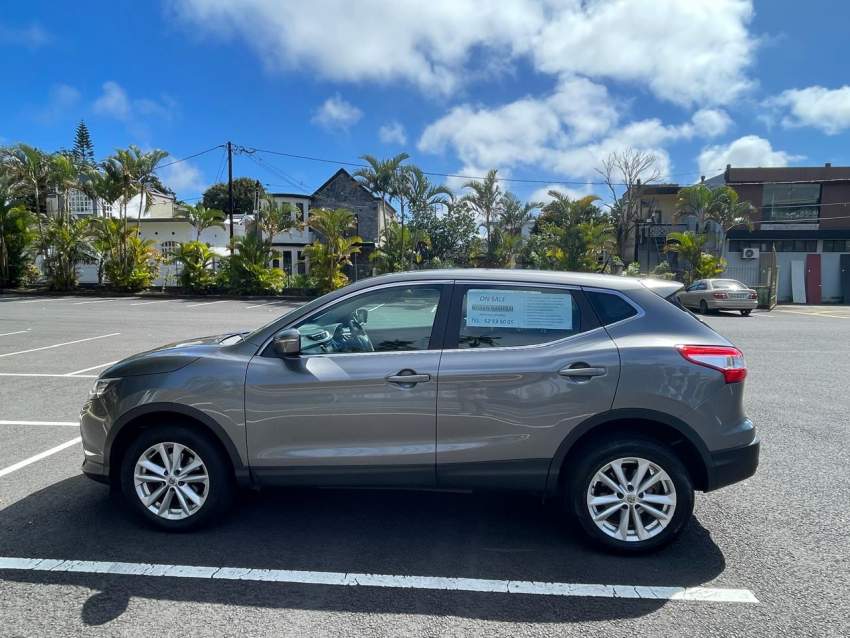 Nissan Qashqai - 1 - SUV Cars  on Aster Vender