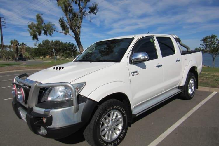 2014 TOYOTA HILUX - 2 - Pickup trucks (4x4 & 4x2)  on Aster Vender