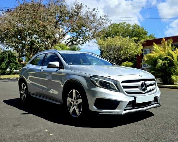 MERCEDES-BENZ GLA200 AMG 2016