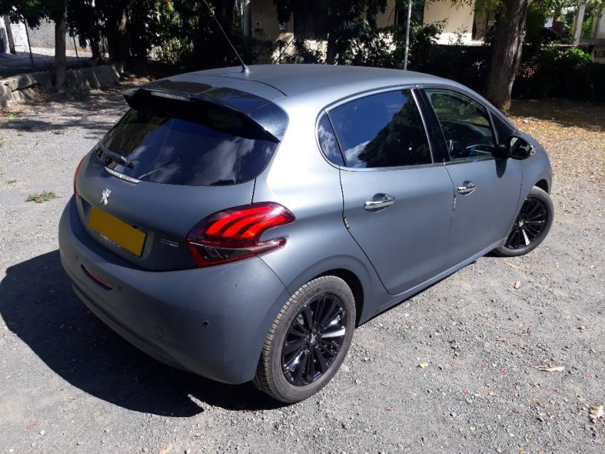 2016 Peugeot 208 Active 1.2T - 3 - Sport Cars  on Aster Vender