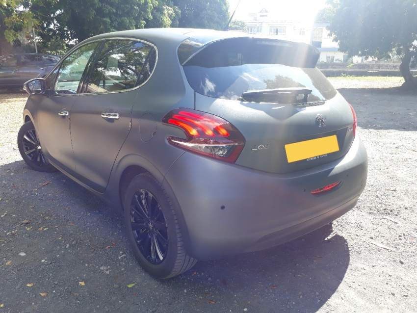 2016 Peugeot 208 Active 1.2T - 5 - Sport Cars  on Aster Vender