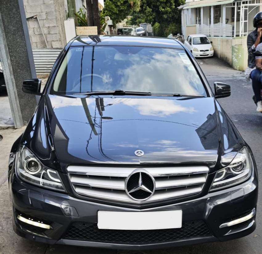 Mercedes-Benz W204 C180 (2013) - 1 - Luxury Cars  on Aster Vender