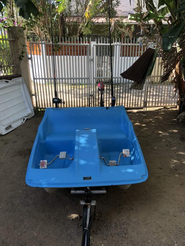 Pédalo with electric outboard - 1 - Boats  on Aster Vender