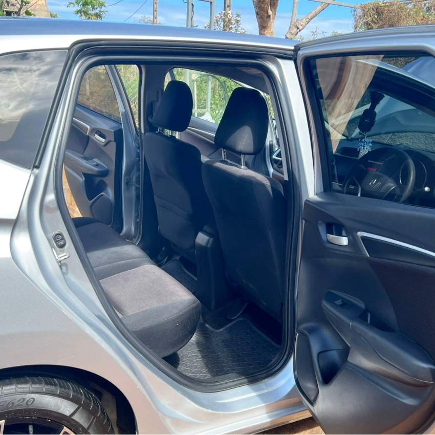 Honda Fit Hybrid silver 2016 - 5 - Compact cars  on Aster Vender