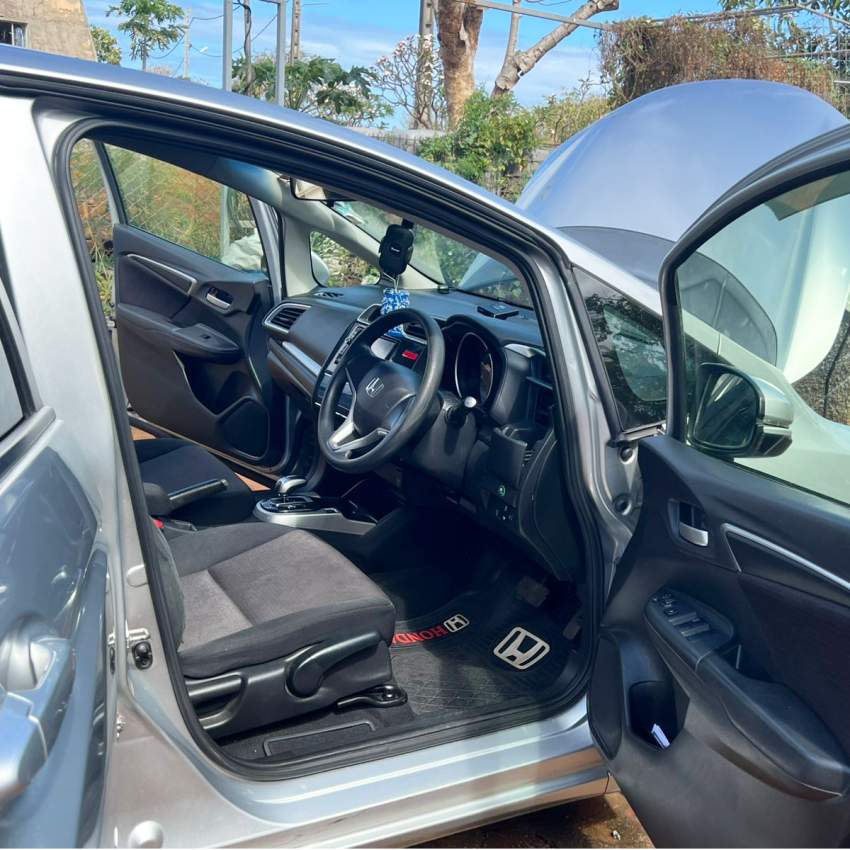 Honda Fit Hybrid silver 2016 - 4 - Compact cars  on Aster Vender