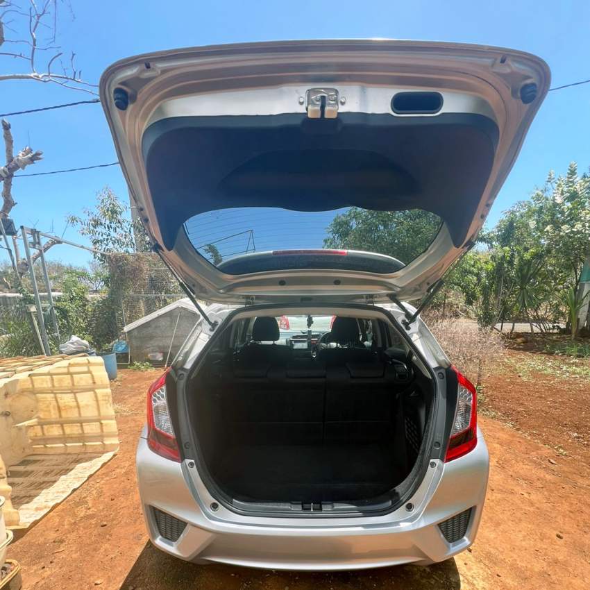 Honda Fit Hybrid silver 2016 - 1 - Compact cars  on Aster Vender