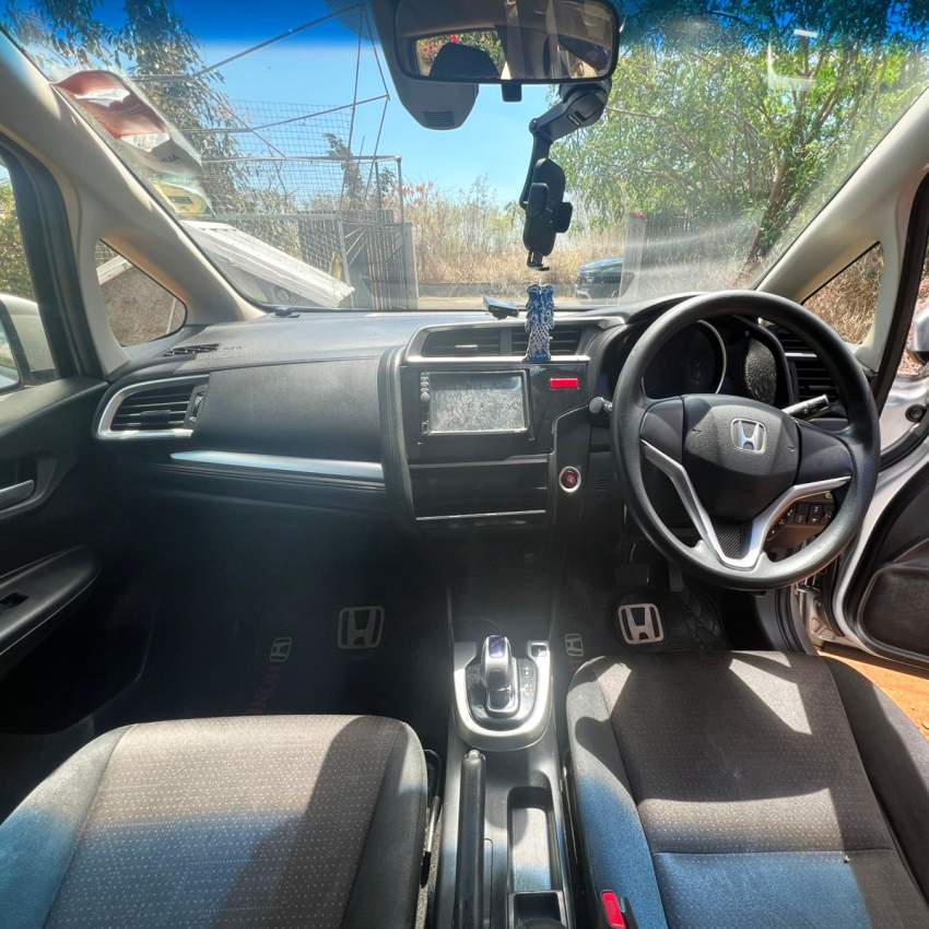 Honda Fit Hybrid silver 2016 - 2 - Compact cars  on Aster Vender