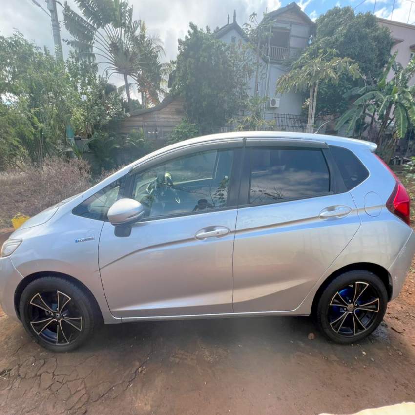 Honda Fit Hybrid silver 2016 - 3 - Compact cars  on Aster Vender