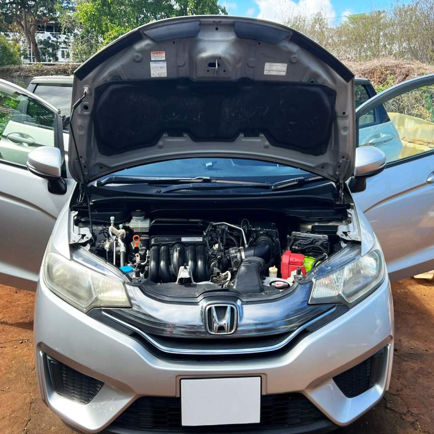 Honda Fit Hybrid silver 2016 - 0 - Compact cars  on Aster Vender