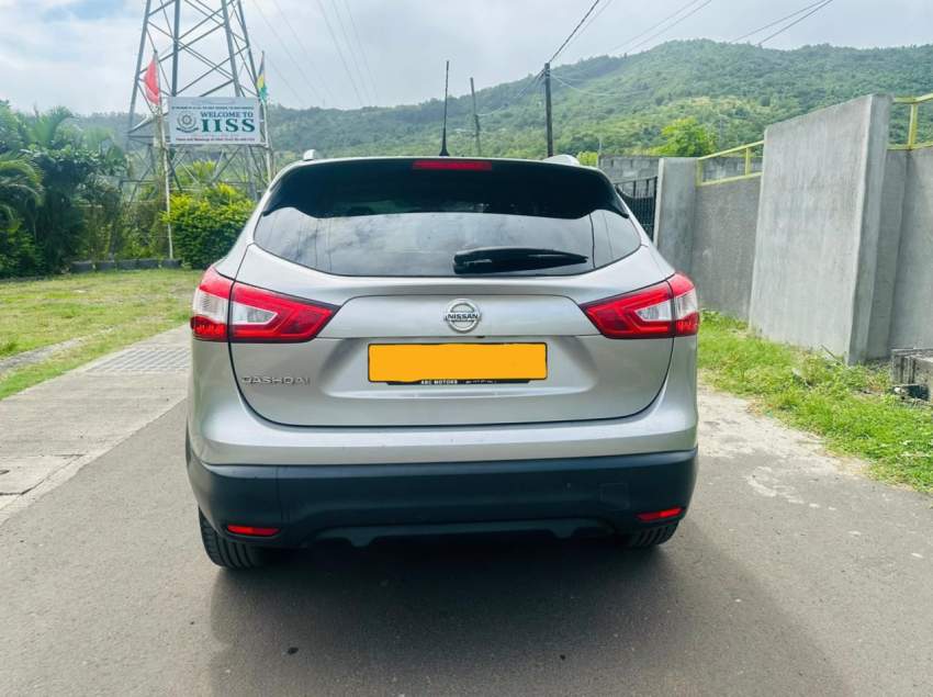 Nissan Qashqai 1.6 – 2017 - 2 - SUV Cars  on Aster Vender