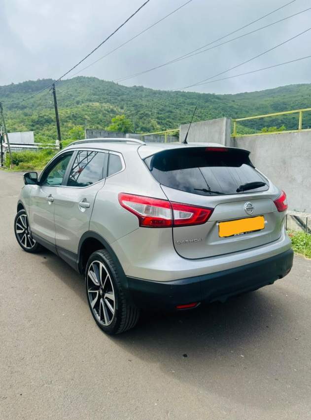 Nissan Qashqai 1.6 – 2017 - 3 - SUV Cars  on Aster Vender