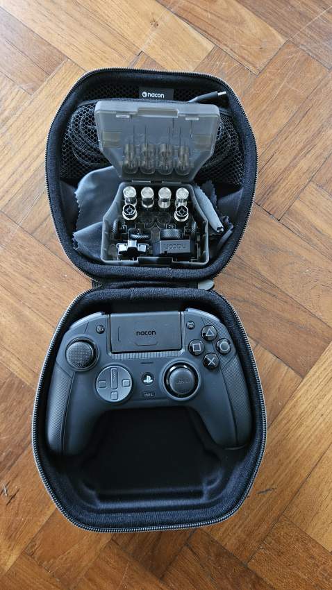 Nacon Revolution 5 Pro - 1 - All electronics products  on Aster Vender