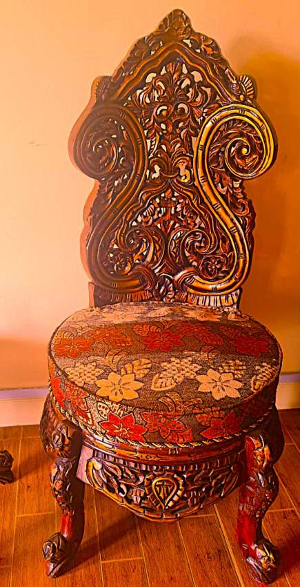 2 ANTIQUE CARVED CHAIRS & 1 GLASS TOP CENTER TABLE - 1 - Living room sets  on Aster Vender