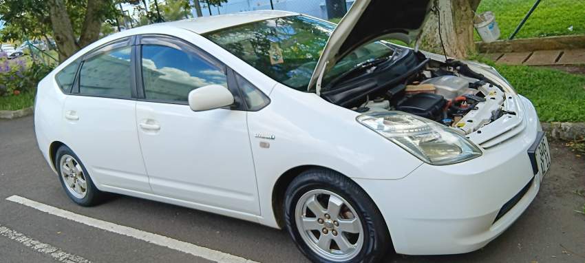 Toyota Prius Dec 2011 - 10  on Aster Vender