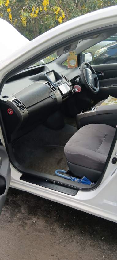 Toyota Prius Dec 2011 - 6  on Aster Vender